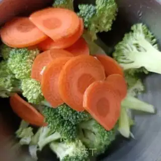 Make White mushrooms and broccoli step 1