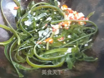 Make Cracker sauce seaweed noodles step 4