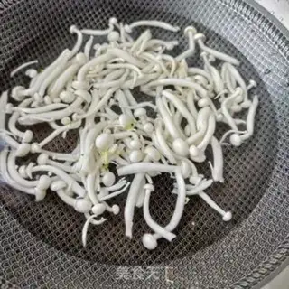 Make White mushrooms and broccoli step 4