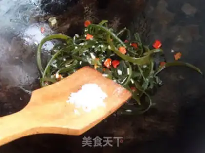 Make Cracker sauce seaweed noodles step 5