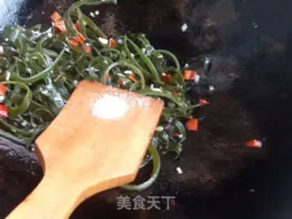 Make Cracker sauce seaweed noodles step 6