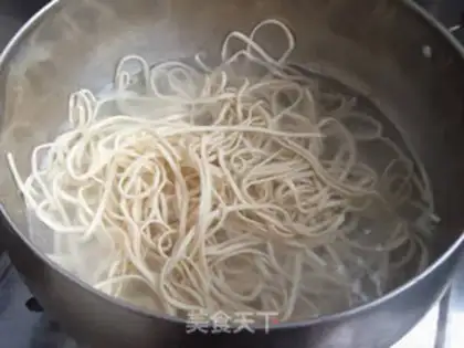 Make Cracker sauce seaweed noodles step 7