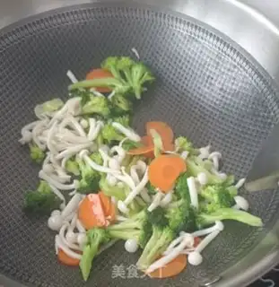 Make White mushrooms and broccoli step 13