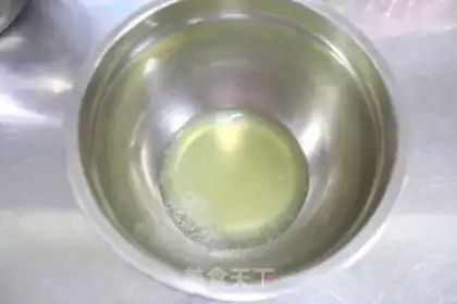 Make Blueberry sauce angel cake roll step 3