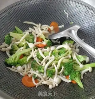Make White mushrooms and broccoli step 15