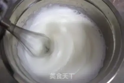 Make Blueberry sauce angel cake roll step 5