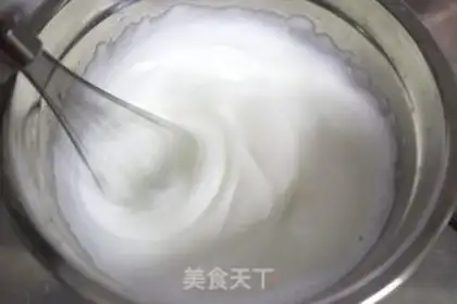 Make Blueberry sauce angel cake roll step 6