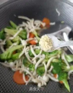 Make White mushrooms and broccoli step 16