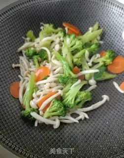 Make White mushrooms and broccoli step 17