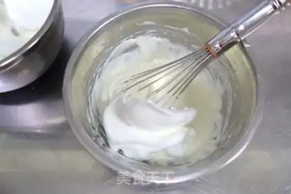 Make Blueberry sauce angel cake roll step 8