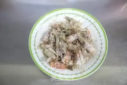 Make cucumber shrimp and fried shrimp head step 3