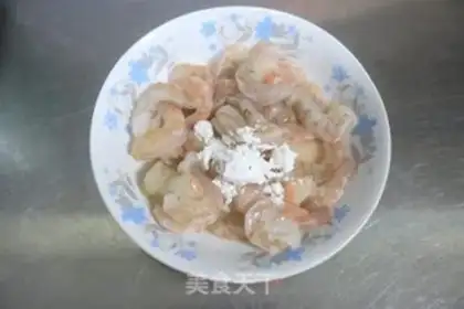 Make cucumber shrimp and fried shrimp head step 4