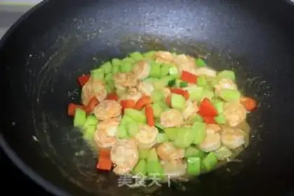 Make cucumber shrimp and fried shrimp head step 12