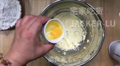 Make Tasty apple sauce pie step 2