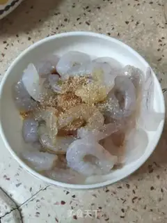 Make Shrimp fried eggs step 1
