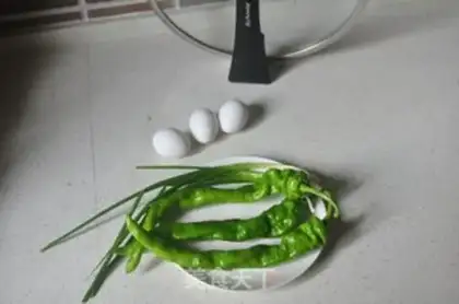 Make Spicy fried eggs step 0
