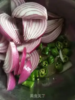 Make Onion fried lamb step 1