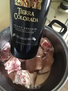 Make Red wine and pig hoof step 0