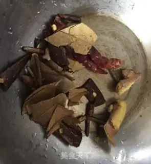Make Red wine and pig hoof step 1