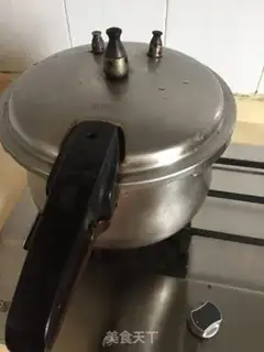 Make Red wine and pig hoof step 9