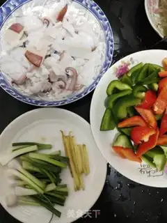 Make High-value red pepper fried squid step 0