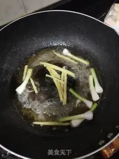Make High-value red pepper fried squid step 1