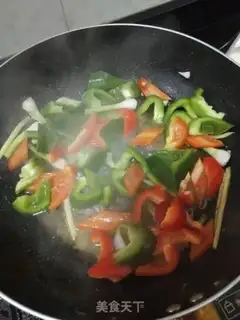 Make High-value red pepper fried squid step 2
