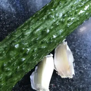 Make Garlic cucumber with skin step 0