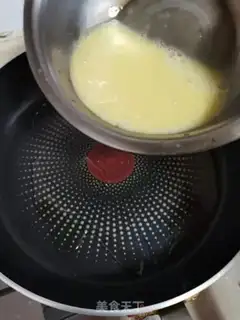 Make Cream tomato fried eggs step 4
