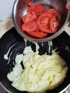 Make Cream tomato fried eggs step 5