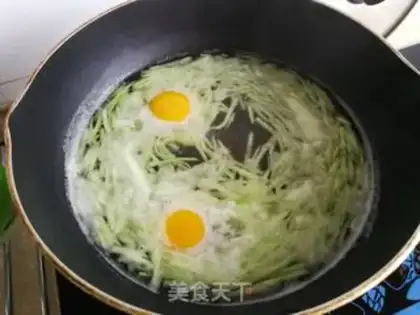 Make cucumbers, eggs, meatball soup step 3