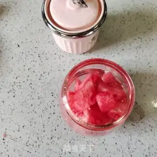 Make Watermelon freezes on milk step 0