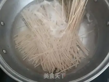Make A cold-water barley noodle step 1