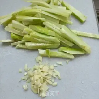 Make White cucumber with shrimp step 1