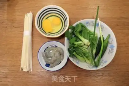 Make Autumn thick egg and shrimp noodles step 0
