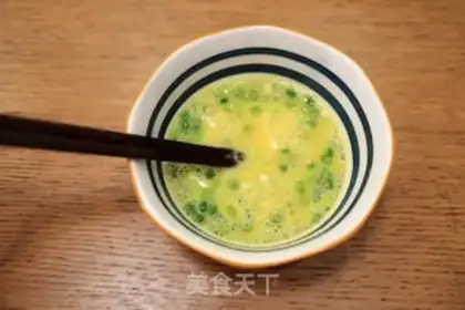 Make Autumn thick egg and shrimp noodles step 2