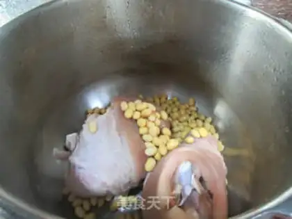 Make Soybeans and hoove soup step 1