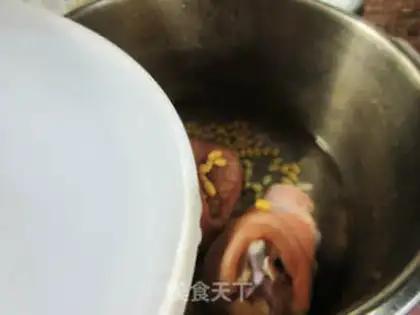 Make Soybeans and hoove soup step 2