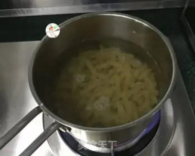 Make Curry beef shrimp pasta step 4