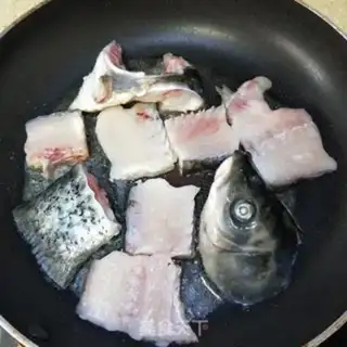 Make Smelt tofu head soup step 2