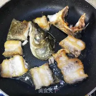 Make Smelt tofu head soup step 3