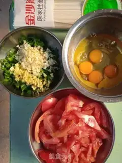 Make Onion tomato egg noodles step 0