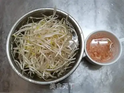 Make The green bean sprouts and the gold hooks step 0