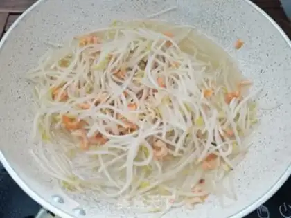 Make The green bean sprouts and the gold hooks step 4
