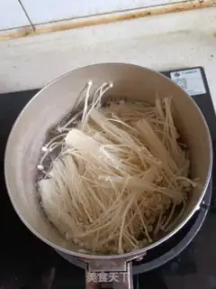 Make Frozen needle mushrooms step 1