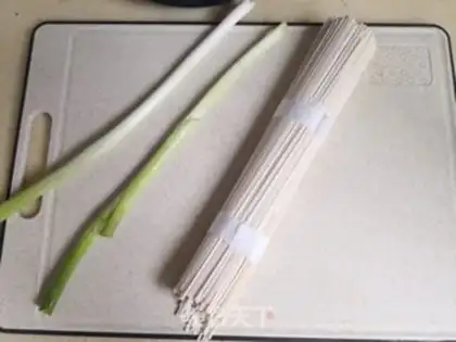 Make The scented onion noodles step 0