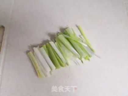 Make The scented onion noodles step 1