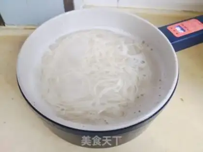 Make The scented onion noodles step 2