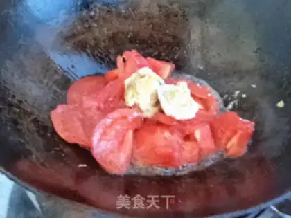 Make Goose egg tomato noodles step 4