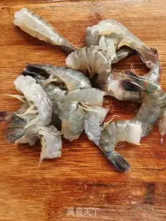 Make A garlic fan with a shrimp back step 2